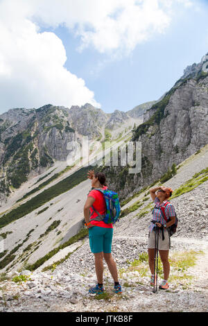 Randonnée - Randonnée Les randonneurs sur le repos dans la montagne, l'essuyant la sueur à la main Banque D'Images