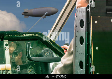 Dans le cockpit d'un vieux avions à hélice. Grâce à l'habitacle dur vous pouvez voir un zeppelin de passage. Banque D'Images