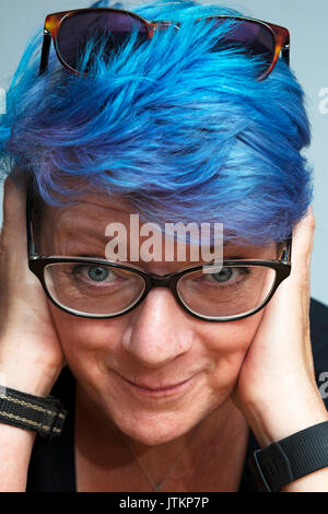 Femme d'âge moyen avec les cheveux teints en bleu Banque D'Images