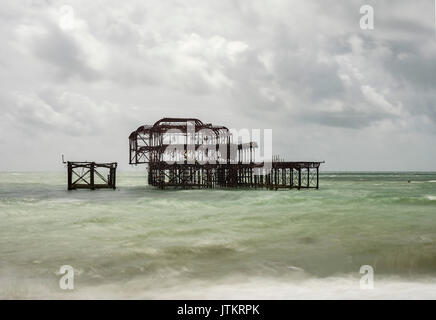 La plage de Brighton et le reste au large de la jetée Ouest longue exposition East Sussex Banque D'Images