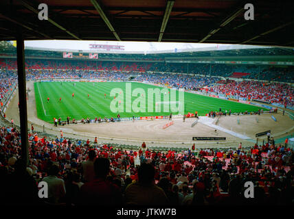 Photos stock rare de l'intérieur de l'ancien stade de Wembley (Twin Towers) Vue de la hauteur des gradins au cours d'un match de football Banque D'Images