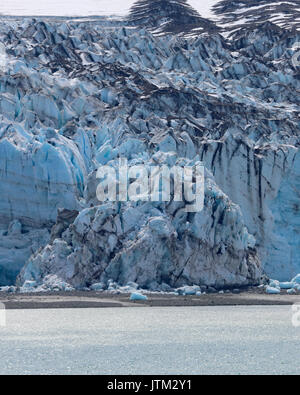 Gros plan des détails de noir et bleu dans la glace sur le glacier en Alaska Lamplugh Banque D'Images