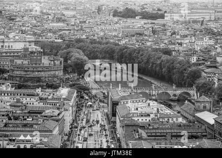 Vue aérienne sur le Tibre et les ponts de Rome à partir de la Basilique St Pierre au Vatican Banque D'Images