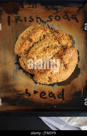 Irish soda bread. Délicieux chaud composé de pain croustillant. Banque D'Images