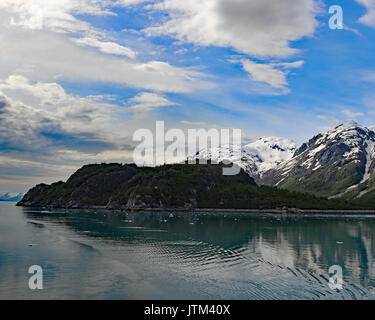 Littoral montagne robuste à Glacier Bay National Park et préserver Banque D'Images