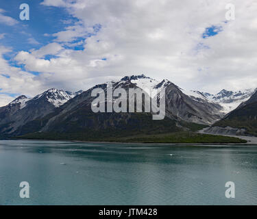 Littoral montagne robuste dans l'entrée de John Hopkins et la Réserve de parc national Glacier Bay Banque D'Images