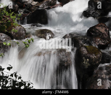 Fonctionnement de l'eau vitesse lente Gros plan sur les rochers Banque D'Images