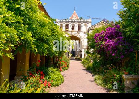 Entrée de l'église de l'abbaye de Lérins dans l'île Saint-Honorat, France Banque D'Images