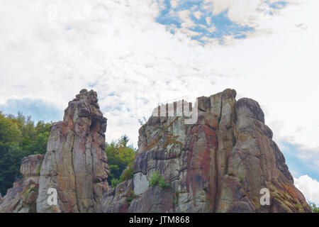 Les Externsteine, suppression de la formation rocheuse de grès dans la forêt de Teutoburg, l'Allemagne, en Rhénanie du Nord-Westphalie Banque D'Images