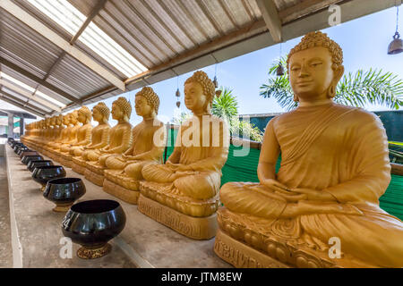 Statues de Bouddha en bronze avec des bols pour dons à l'Phuket Big Buddha Park, Chalong, Thaïlande Banque D'Images