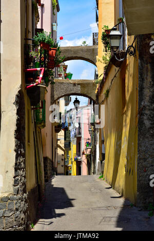 Ruelle pittoresque intéressant à explorer, difficile à conduire, ville de Somma Vesuviana sur la périphérie de Naples, Italie Banque D'Images