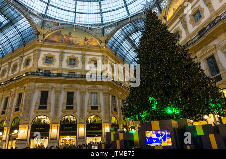 L'Italie, Lombardie, Milan, Swarovski arbre de Noël dans la galerie Vittorio Emanuele II Banque D'Images