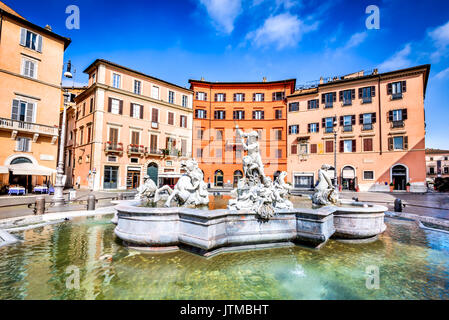 Rome, Italie. La piazza Navona et la fontaine de Neptune à partir de 1576 avec son trident lutte. Banque D'Images