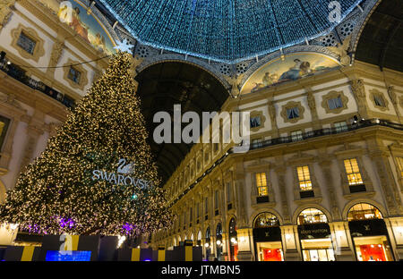 L'Italie, Lombardie, Milan, Swarovski arbre de Noël dans la galerie Vittorio Emanuele II Banque D'Images