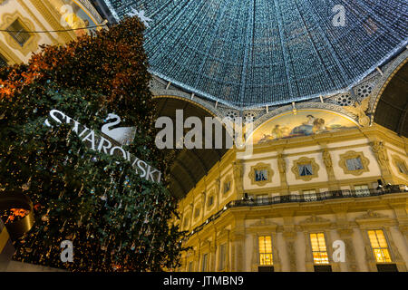 L'Italie, Lombardie, Milan, Swarovski arbre de Noël dans la galerie Vittorio Emanuele II Banque D'Images