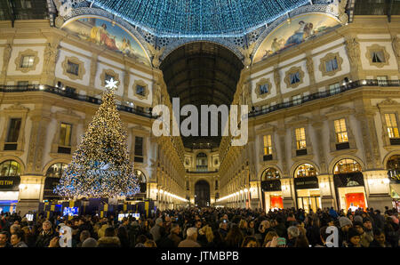 L'Italie, Lombardie, Milan, Swarovski arbre de Noël dans la galerie Vittorio Emanuele II Banque D'Images