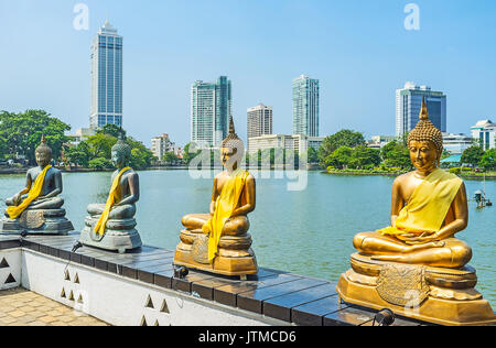 Seema Malaka Temple sur le lac Beira est célèbre pour ses nombreuses statues en or de Bouddha, entourant le temple principal, Colombo, Sri Lanka. Banque D'Images