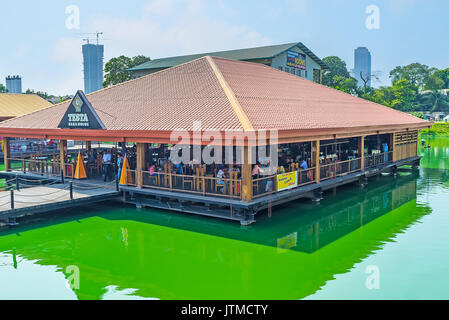 COLOMBO, SRI LANKA - 7 décembre 2016 : Le restaurant bondé sur la plate-forme sur le lac Beira à côté du marché flottant de Pettah, le 7 décembre en Colom Banque D'Images