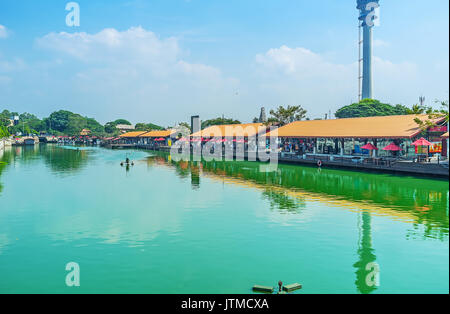 Pavillons de Pettah marchés flottants de refléter dans les eaux du lac Beira, Colombo, Sri Lanka. Banque D'Images