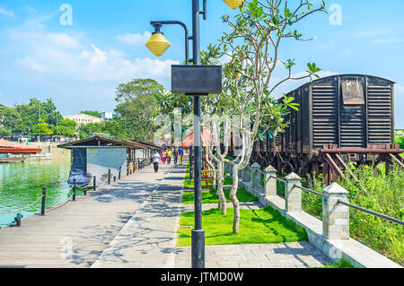 COLOMBO, SRI LANKA - 7 décembre 2016 : Le train de marchandises de la gare à côté du marché flottant de Pettah sur le lac Beira, sur Décembre Banque D'Images