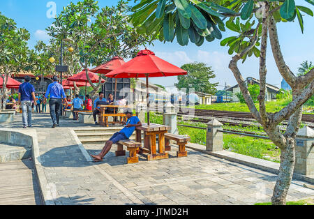 COLOMBO, SRI LANKA - 7 décembre 2016 : Le Fort de la gare et du marché flottant de Pettah situé à côté de l'autre, de sorte que les visiteurs de cafés en ma Banque D'Images