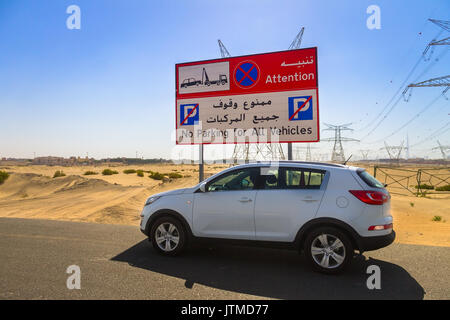 L'article est interdite, l'évacuation sur dépanneuse. La signalisation routière isolé sur fond blanc Banque D'Images