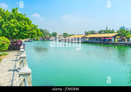 COLOMBO, SRI LANKA - 7 décembre 2016 : Le quartier de Pettah est célèbre pour ses marchés traditionnels, y compris le marché flottant moderne sur le lac Beira, Banque D'Images