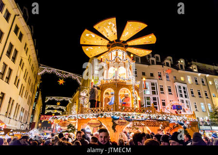 Dresde, Saxe / ALLEMAGNE - 17 décembre 2016 : personnes visitent les marchés de Noël à Dresde, Allemagne. Foire de Noël, les traditions européennes pour Noël. Banque D'Images