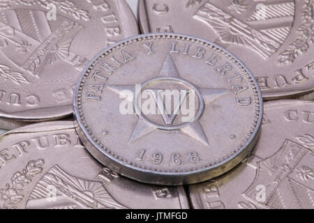 Détail des différentes pièces de monnaie peso cubain sur la table. Banque D'Images