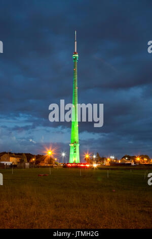 Emley Moor station de transmission près de Huddersfield de nuit illuminée en différentes couleurs pendant le début de l'événement Tour de France Banque D'Images