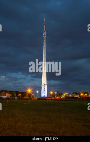 Emley Moor station de transmission près de Huddersfield de nuit illuminée en différentes couleurs pendant le début de l'événement Tour de France Banque D'Images