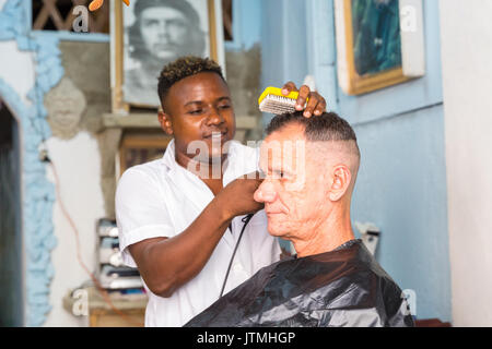 Salon de coiffure une coupe de cheveux de l'homme cubains dans un salon de coiffure et un salon de coiffure dans la région de Habana Vieja, La Havane, Cuba Banque D'Images