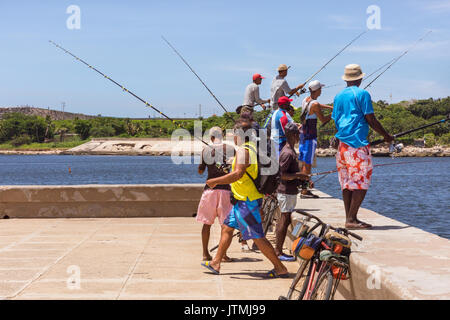 La pêche Les pêcheurs cubains sur le Malecon sesaside, promenade dans la Vieille Havane, Cuba Banque D'Images