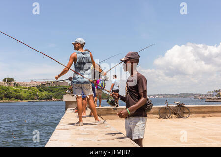 La pêche Les pêcheurs cubains sur le Malecon sesaside, promenade dans la Vieille Havane, Cuba Banque D'Images