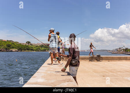 Pêche Les pêcheurs sur le Malecon sesaside, promenade dans la Vieille Havane, Cuba Banque D'Images