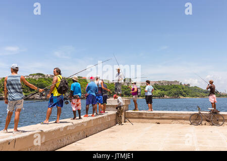 Pêche Les pêcheurs cubains sur le Malecon sesaside, promenade dans la Vieille Havane, Cuba Banque D'Images