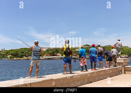 Pêche Les pêcheurs sur le Malecon sesaside, promenade dans la Vieille Havane, Cuba Banque D'Images