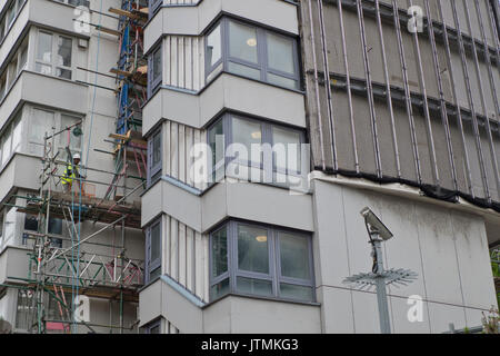 Bardage type Tour Grenfell a examiné le risque d'incendie étant retiré de Braithwaite maison dans un domaine du conseil à Islington, Londres, Angleterre, Royaume-Uni Banque D'Images