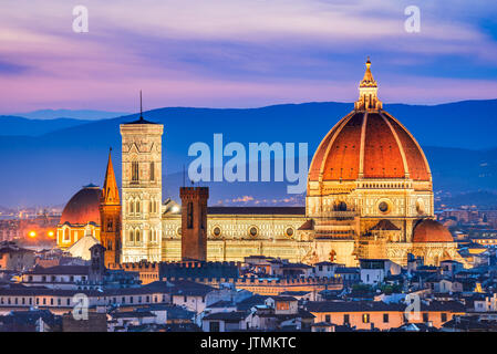 Florence, Toscane - paysage de nuit avec Duomo Santa Maria del Fiori, l'architecture de la Renaissance en Italie. Banque D'Images