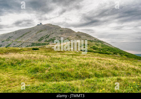 L'été sur la montagne Snezka jour nuageux. Dramatique Nice ciel nuageux. La vue depuis le Parc National de Krkonose, en dessous de la montagne. Paysage HDR. Route de la pe Banque D'Images