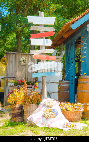 Signes de flèche sur le marché, marché aux puces Vintage Scene Banque D'Images