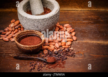 Ensemble de grains de cacao, écrasé dans un mortier Banque D'Images