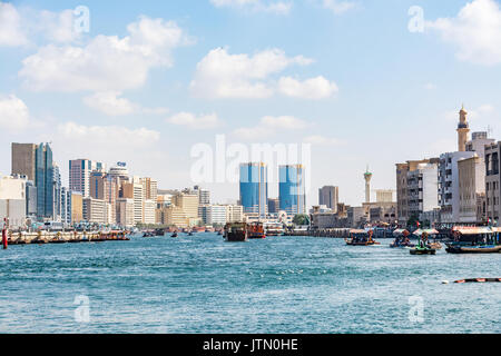 Vue sur Dubaï Creek sur une belle journée, quartier de Deira, Dubaï, Émirats arabes unis, ÉMIRATS ARABES UNIS Banque D'Images