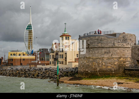 Tour Spinnaker Tower House et Tour Ronde donnent sur l'entrée du port de Portsmouth, Royaume-Uni le 28 juillet 2017. Banque D'Images