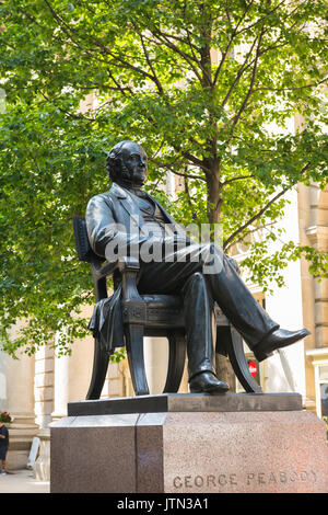 UK City of London Royal Exchange Financial District Bank Street scène statue sculpture bronze George Peabody 1795-1869 philanthrope américain par W W Story Banque D'Images