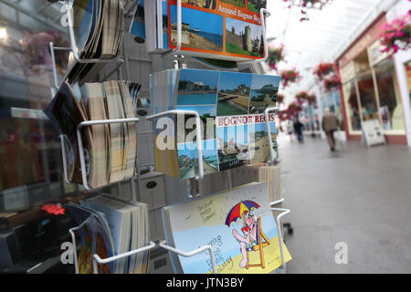 Cartes postales à vendre à Bognor Regis, West Sussex, UK. Banque D'Images