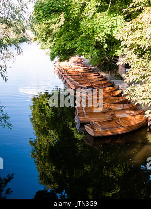 Un groupe de ligne en bois de bateaux en stationnement au-dessus de dedham sur la rivière stour, UK Banque D'Images