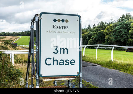 3m Chase signe, à côté de la piste vide à Exeter Hippodrome, courses de chevaux pur-sang un lieu situé près de la ville d'Exeter, Devon, Angleterre, Royaume-Uni. Banque D'Images