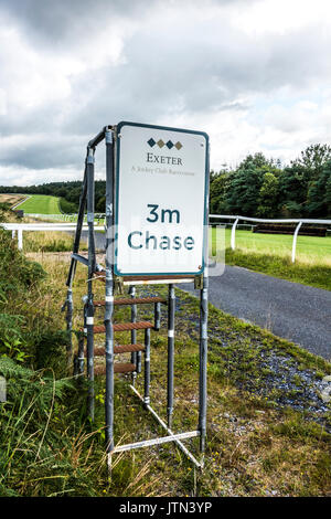 3m Chase signe, à côté de la piste vide à Exeter Hippodrome, courses de chevaux pur-sang un lieu situé près de la ville d'Exeter, Devon, Angleterre, Royaume-Uni. Banque D'Images