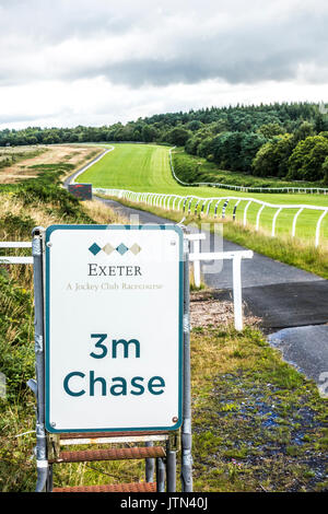 3m Chase signe, à côté de la piste vide à Exeter Hippodrome, courses de chevaux pur-sang un lieu situé près de la ville d'Exeter, Devon, Angleterre, Royaume-Uni. Banque D'Images